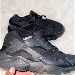 7.5 women’s Nike Huaraches in black. Size 5 in Men’s.